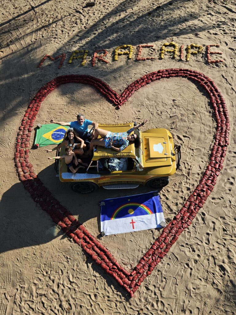 Foto com o drone humano de cima do coqueiro 